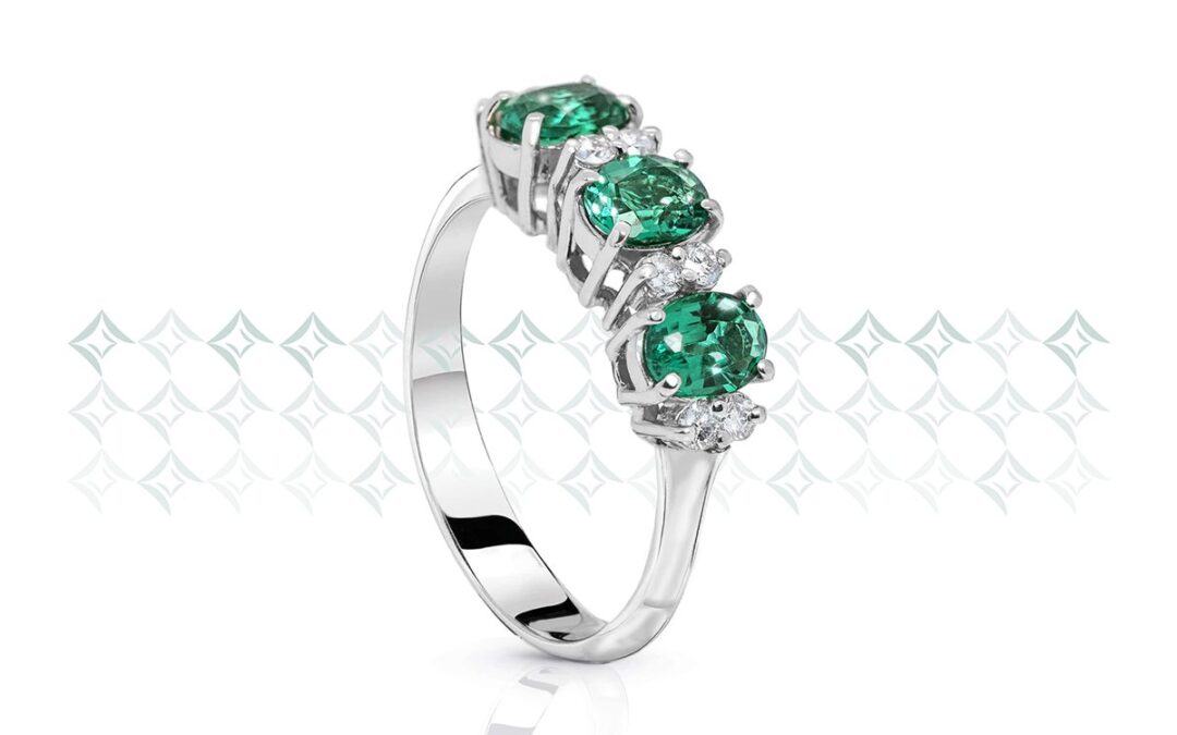 Anello trilogy con smeraldi