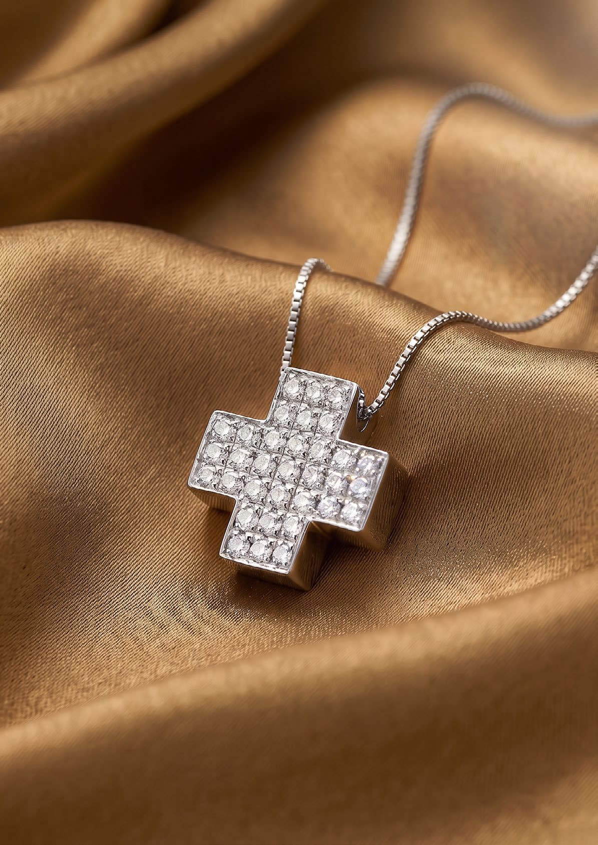 Collezione Croce di Malta di Conte Diamonds: collana, pendente con diamante bianco
