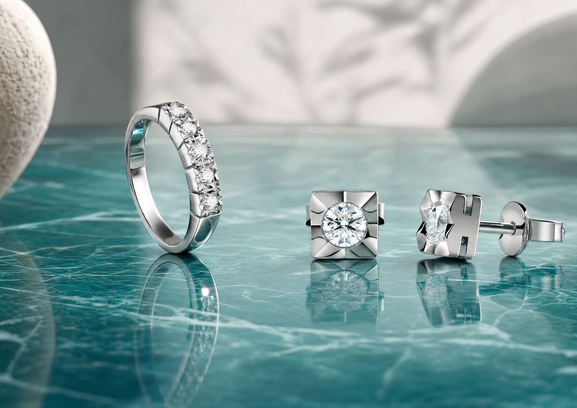 Collezione Luce di Conte Diamonds: anello veretta, collana, pendente con diamante