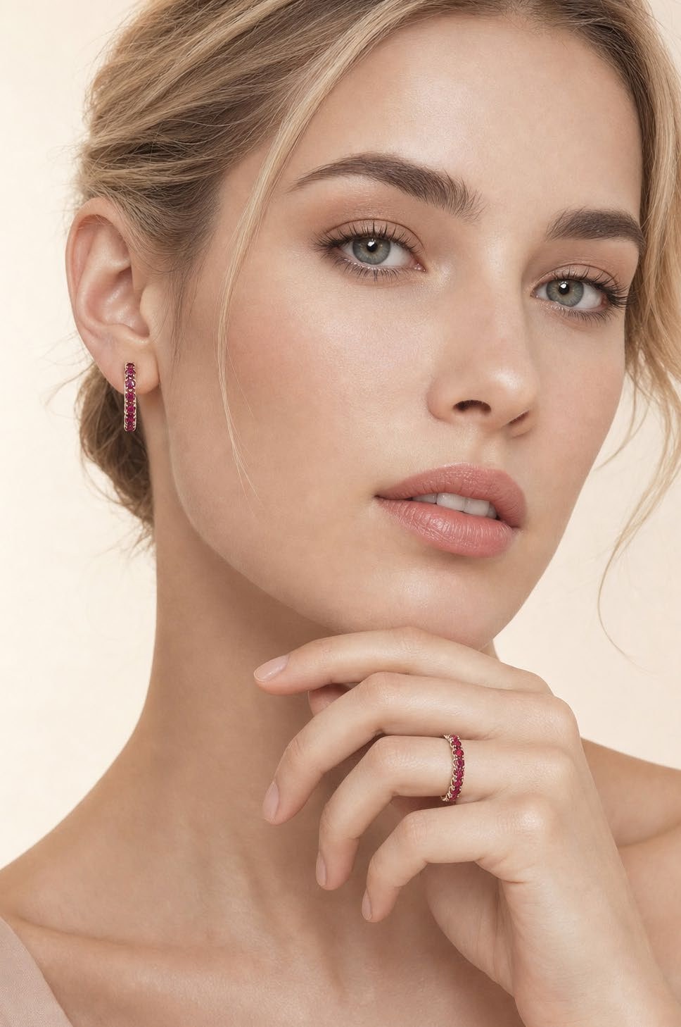 Collezione Rainbow di Conte Diamonds: anello (veretta), collana (croce), orecchini (cerchietti) con diamante, smeraldo, zaffiro