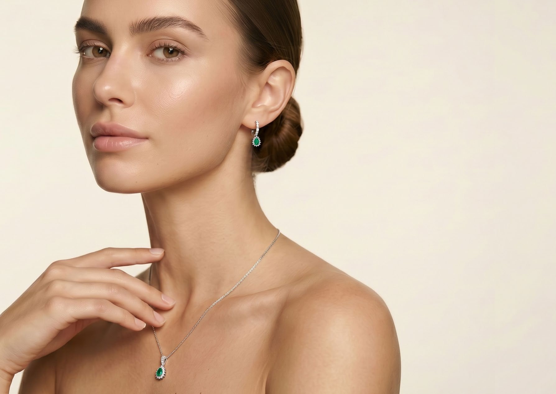 Collezione Rugiada di Conte Diamonds: collana, orecchini con smeraldo, zaffiro, rubino